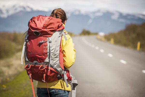 Turystyczny backpacker kobiece gotowy na przygodę — Zdjęcie stockowe