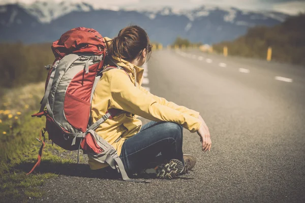 Turystyczny backpacker kobiece gotowy na przygodę — Zdjęcie stockowe