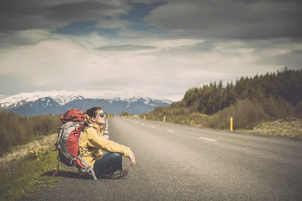 Feminino mochileiro turista pronto para a aventura — Fotografia de Stock