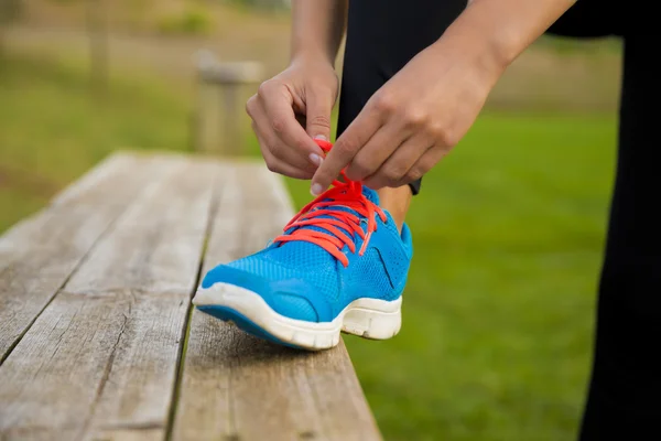 Woman tying her shoes — Stock Photo, Image