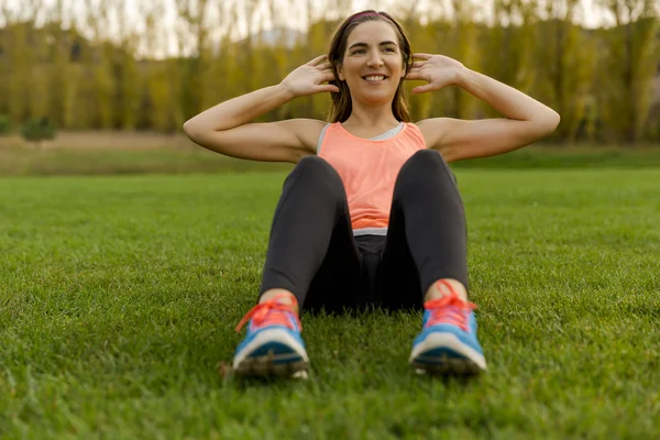 Femme faisant de l'exercice sur un terrain de football — Photo