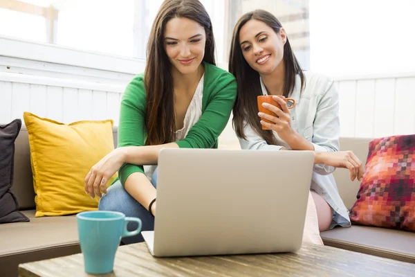 Beste vrienden in de winkel van de koffie — Stockfoto