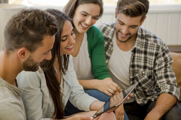 Freundeskreis trifft sich im örtlichen Café — Stockfoto