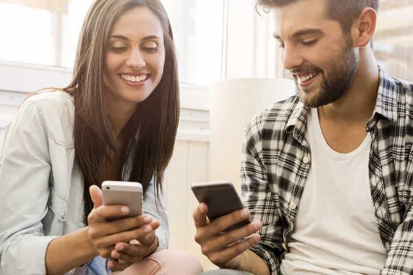 Amigos enviando uma mensagem de texto — Fotografia de Stock