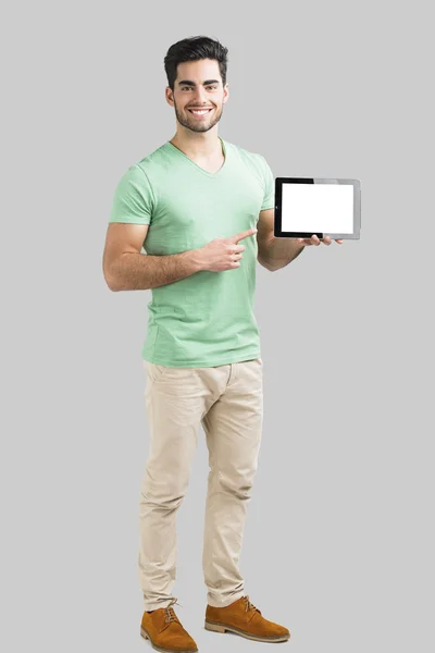 Hombre mostrando algo en la tableta —  Fotos de Stock