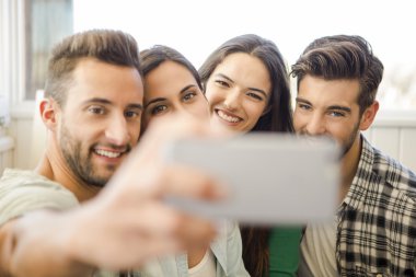 Arkadaşlar eğlenmeye ve bir selfie yapma