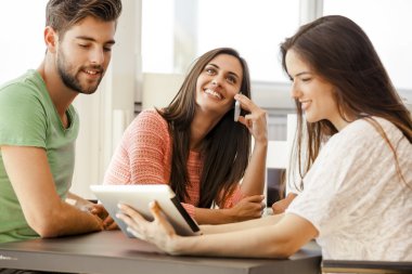 Yerel kahve dükkanında toplantı arkadaşlar