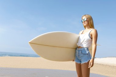 Sörfçü kız dalgalar kontrol