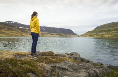 Güzel bir manzara düşünürken kadın
