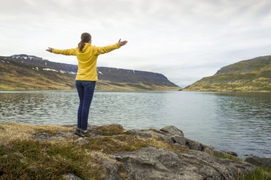 Güzel bir manzara düşünürken kadın
