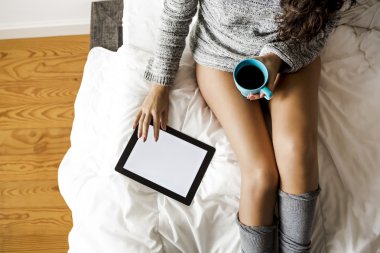 yatakta kahve içme kadın