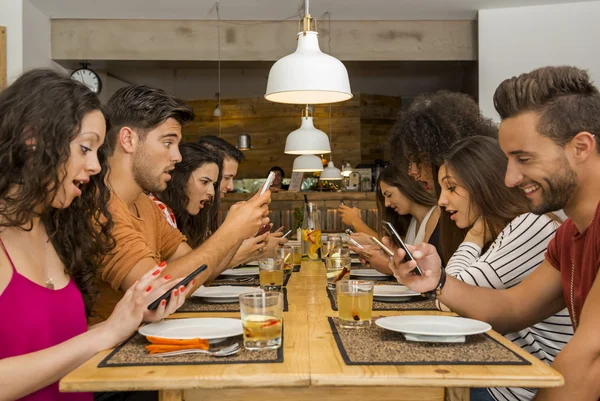 Groep vrienden in een restaurant — Stockfoto