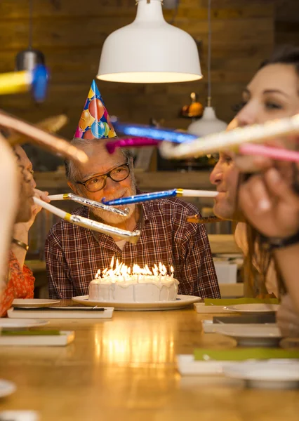 Große Familie feiert den Geburtstag des Großvaters — Stockfoto