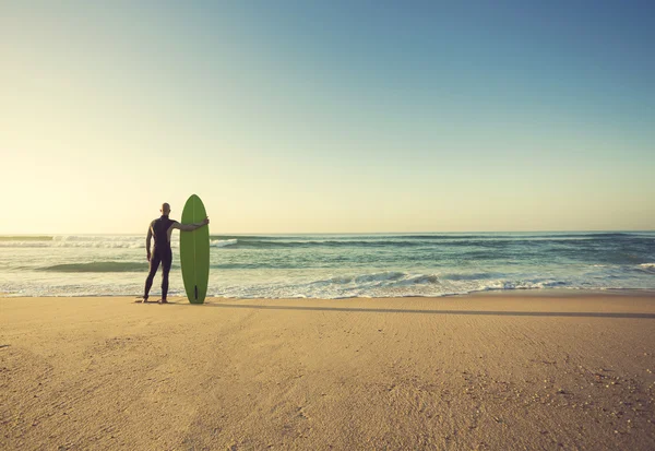 Surfista con tabla de surf y observando las olas — Foto de Stock