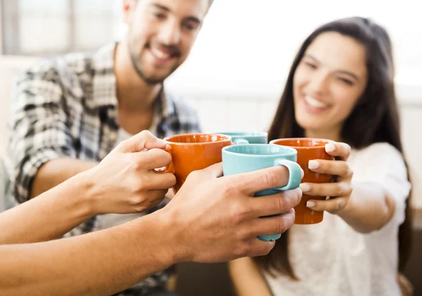 Vänner att göra en toast med kaffe — Stockfoto