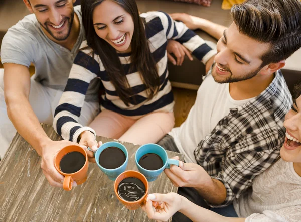 Grupo de amigos fazendo um brinde com café — Fotografia de Stock