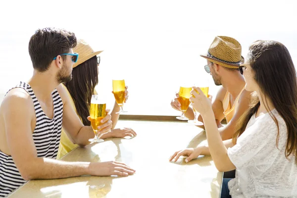Vrienden drinken van een koud biertje — Stockfoto