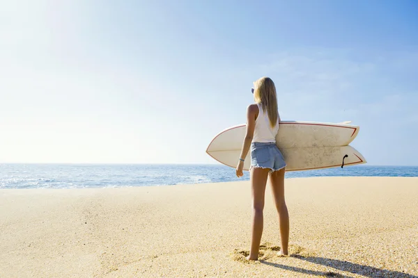 Surfer meisje de golven controleren — Stockfoto