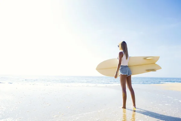 Surfermädchen überprüft die Wellen — Stockfoto