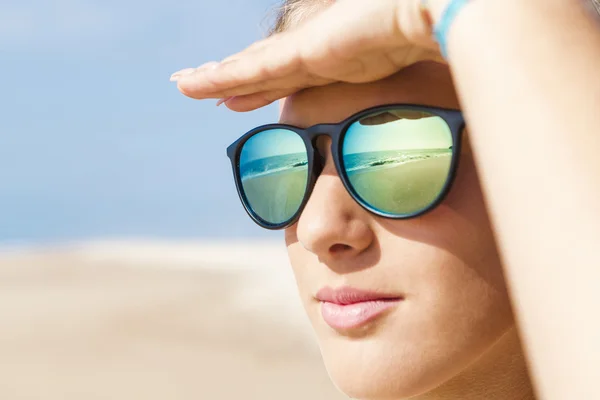 Surfer meisje de golven controleren — Stockfoto