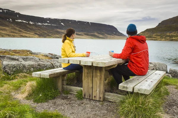 Paar hebben een leuke dag in de natuur — Stockfoto