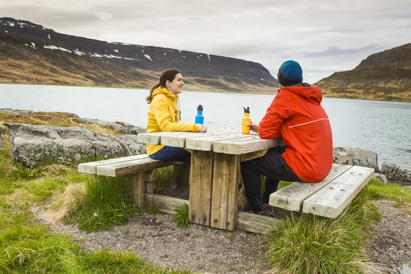 Paar hebben een leuke dag in de natuur — Stockfoto