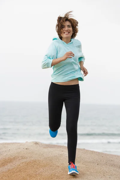 Mujer corriendo en la playa —  Fotos de Stock