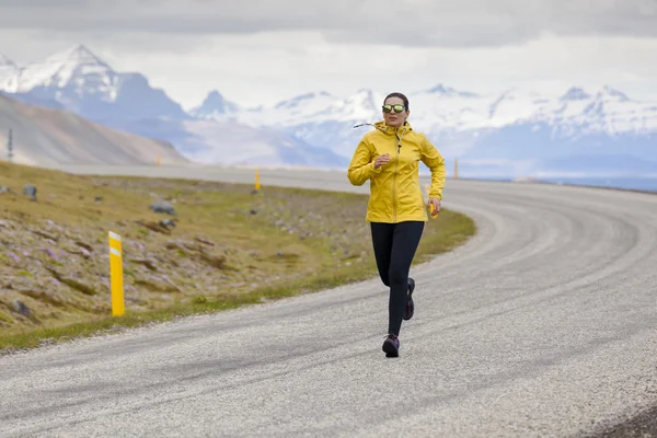 Mujer corriendo en un día de invierno —  Fotos de Stock