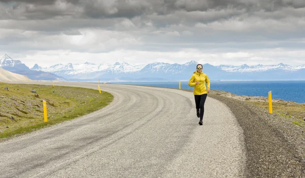 Donna che corre in un giorno d'inverno — Foto Stock