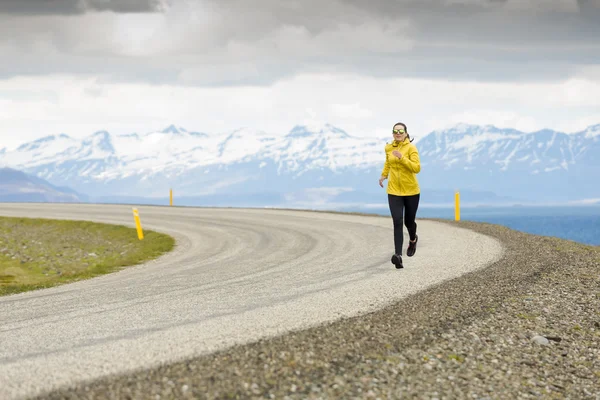 Mujer corriendo en un día de invierno — Foto de Stock