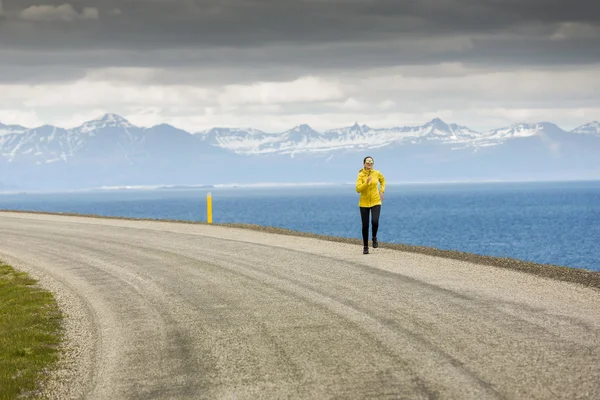 Donna che corre in un giorno d'inverno — Foto Stock