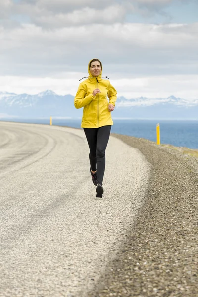 Donna che corre in un giorno d'inverno — Foto Stock