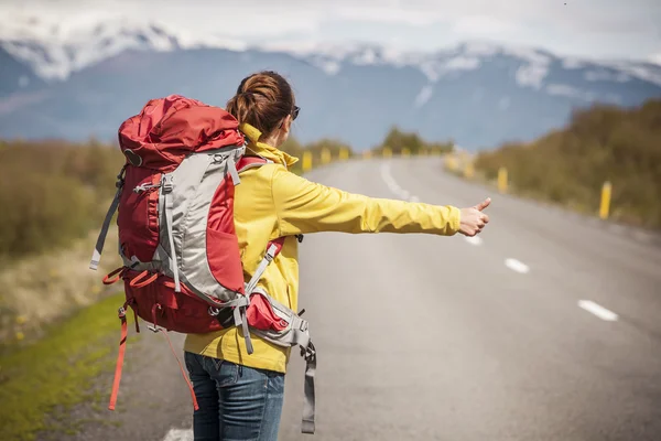 Backpacker turist redo för äventyr — Stockfoto