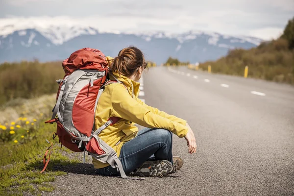 Batohem turista připraven na dobrodružství — Stock fotografie