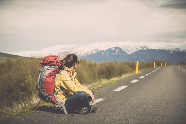 Turystyczny Backpacker gotowy na przygodę — Zdjęcie stockowe