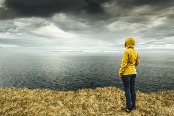 Mujer contemplando un hermoso paisaje — Foto de Stock