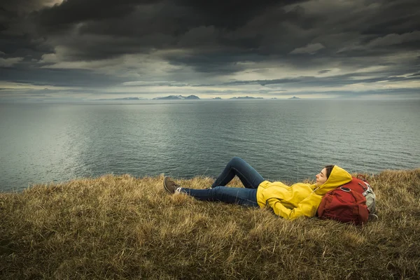Vrouwelijke rugzaktoerist in IJsland — Stockfoto