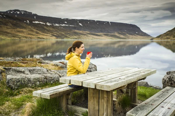 Kobieta odpoczynku blisko pięknego jeziora — Zdjęcie stockowe