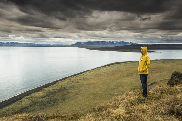 Vrouw die peinzend over een prachtig landschap — Stockfoto