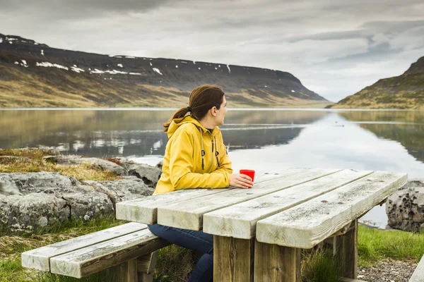 Mujer descansando cerca de un hermoso lago —  Fotos de Stock