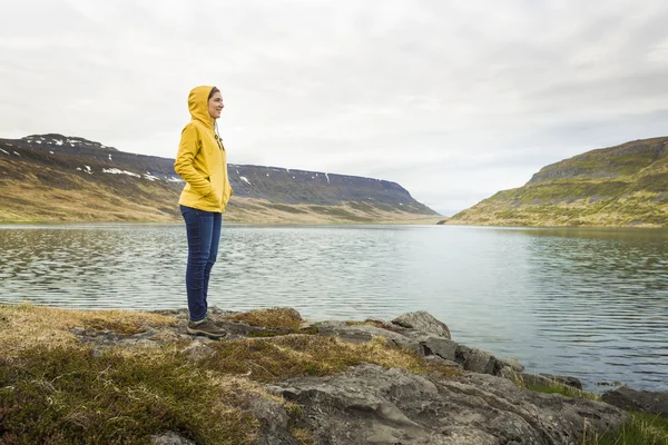 Donna contemplando un bellissimo paesaggio — Foto Stock