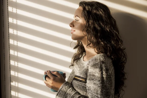 Thoughtful young girl drinking coffee — Stock Photo, Image