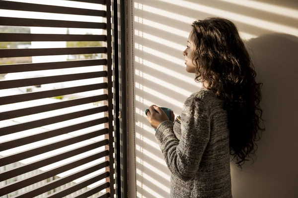 Omtänksam ung tjej dricker kaffe — Stockfoto