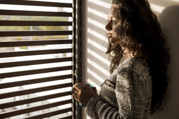 Ragazza riflessiva bere caffè — Foto Stock