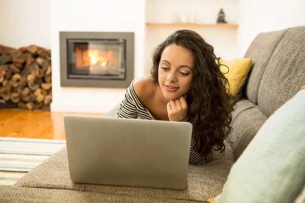 Kobieta pracuje z laptopa w domu — Zdjęcie stockowe