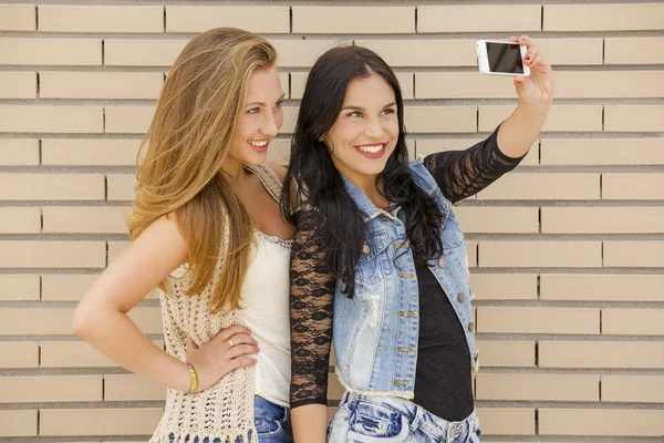 Les adolescents faisant un selfie — Photo
