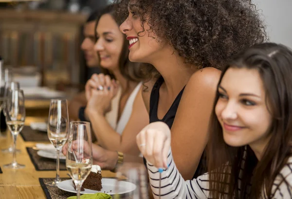 Vrienden hebben plezier in het restaurant — Stockfoto