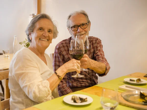 Yaşlı çift bir restoranda kızartma — Stok fotoğraf