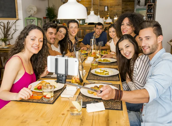 Freunde im Restaurant machen ein Selfie — Stockfoto