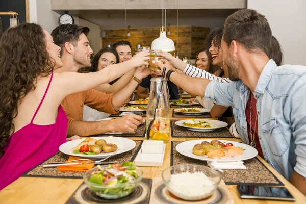 Freunde stoßen an — Stockfoto